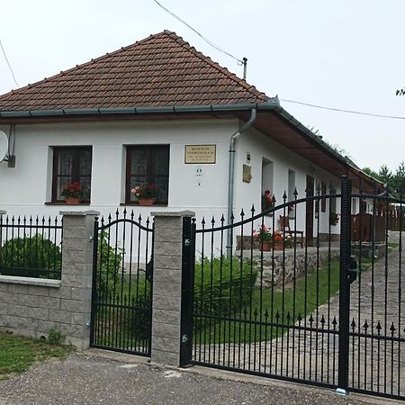 Отель Kemences Vendeghaz Mikohaza Экстерьер фото